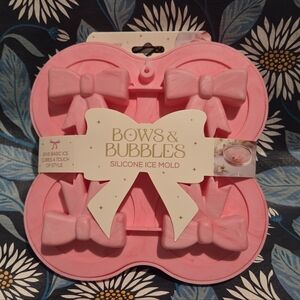Bows & Bubbles Silicone Ice Mold Large Pink Bow Design Makes 4 Ice Cubes NWT